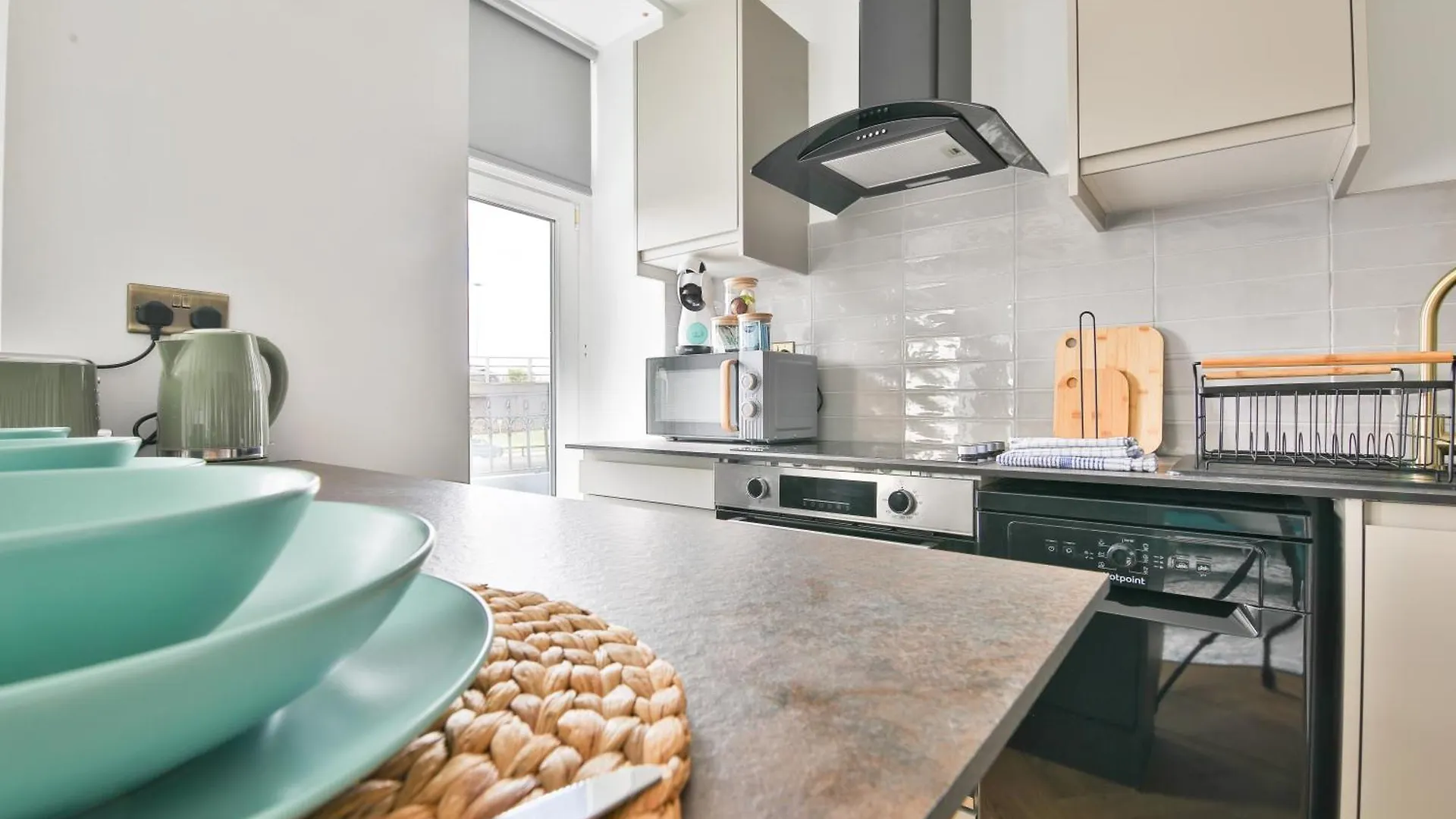 New Luxe Flat With Private Parking & 2 Bathrooms 카디프 아파트