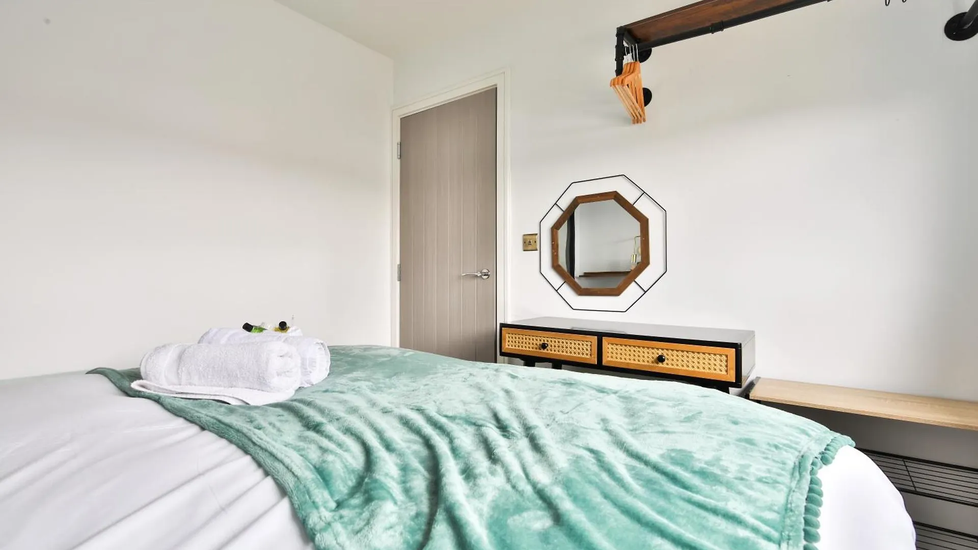New Luxe Flat With Private Parking & 2 Bathrooms 카디프