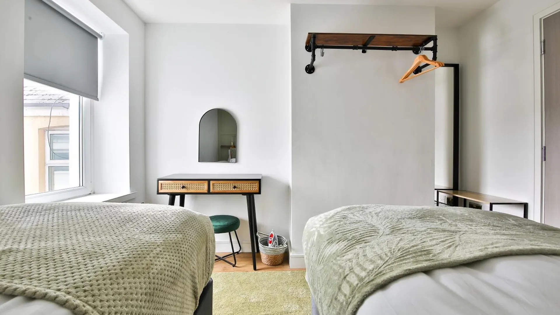 New Luxe Flat With Private Parking & 2 Bathrooms 카디프