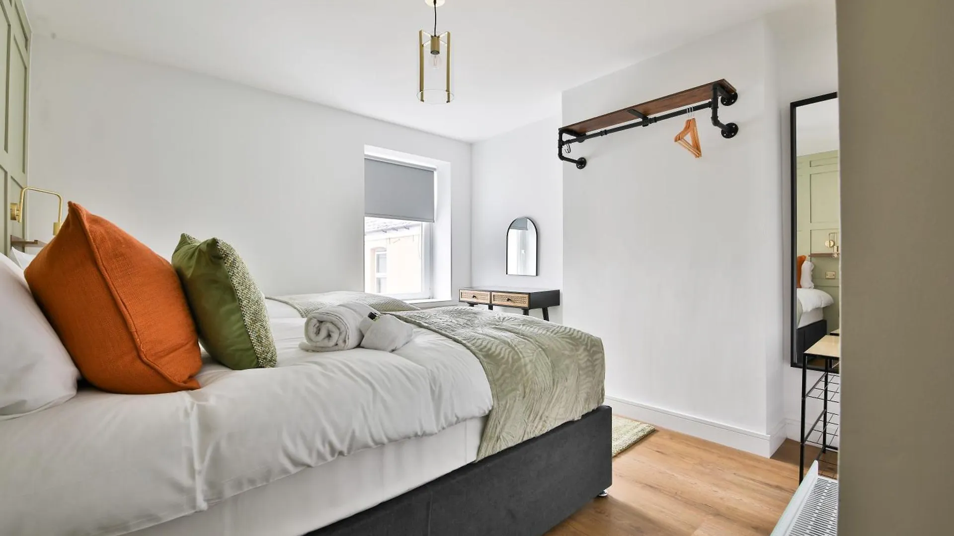 New Luxe Flat With Private Parking & 2 Bathrooms 카디프 0*,