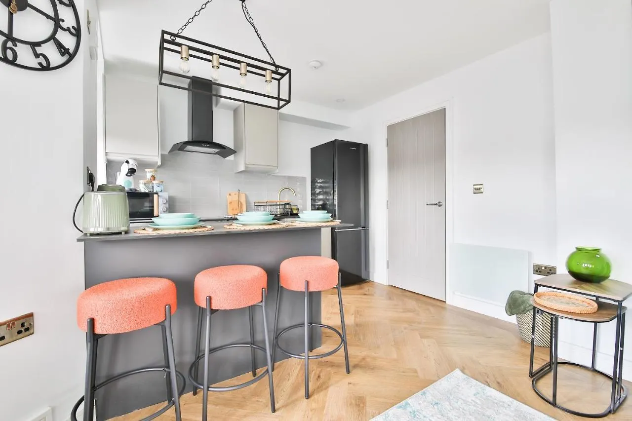 New Luxe Flat With Private Parking & 2 Bathrooms 카디프 아파트