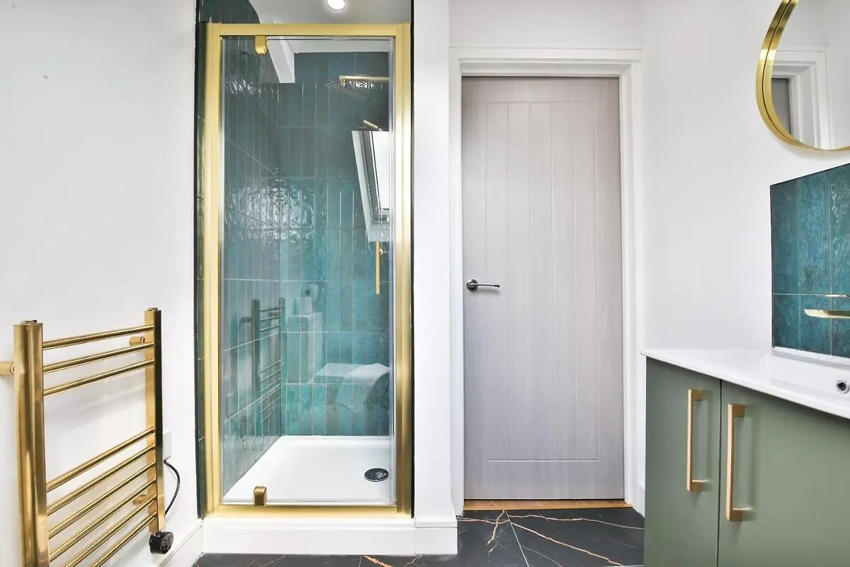 New Luxe Flat With Private Parking & 2 Bathrooms 카디프