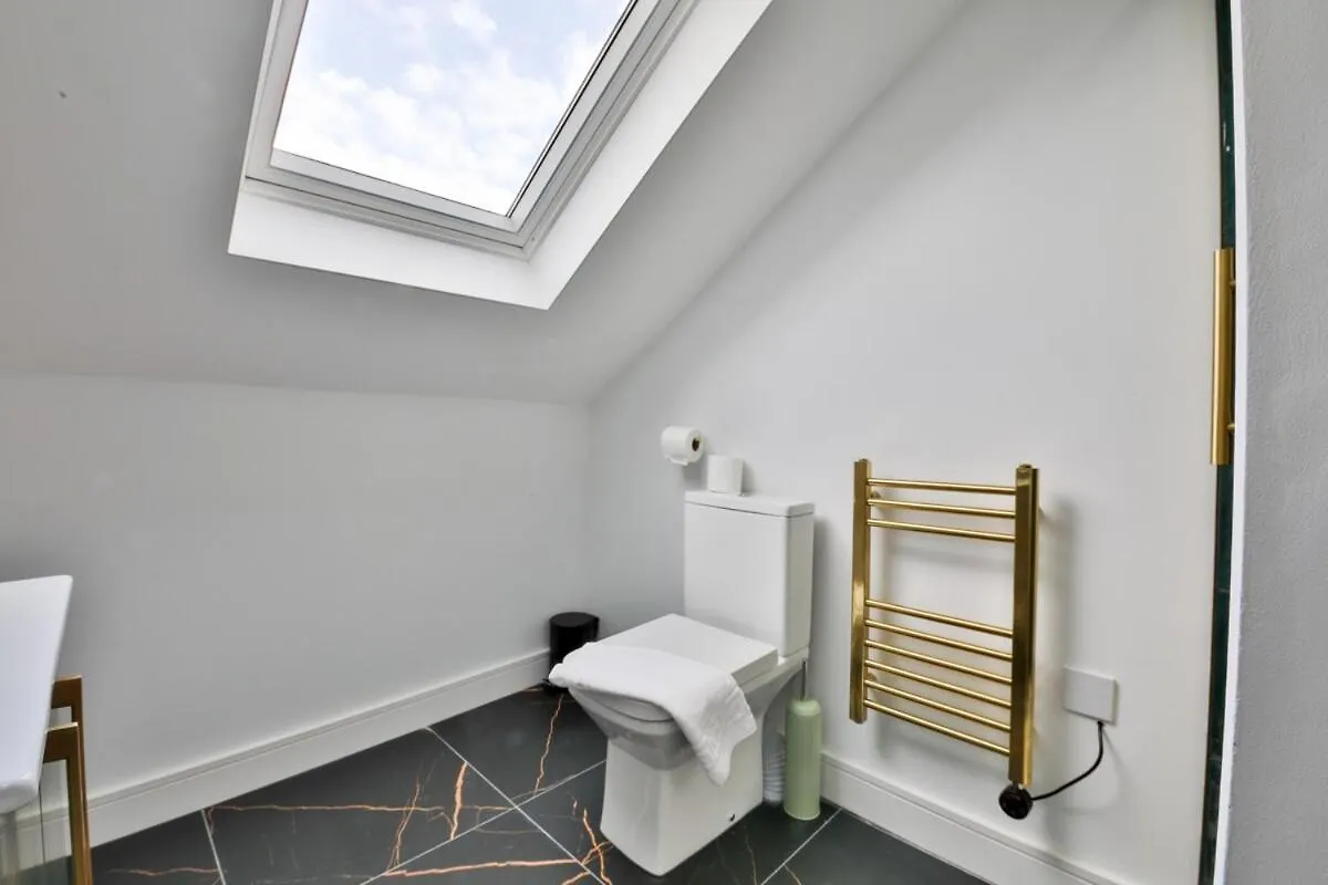 New Luxe Flat With Private Parking & 2 Bathrooms 카디프 영국