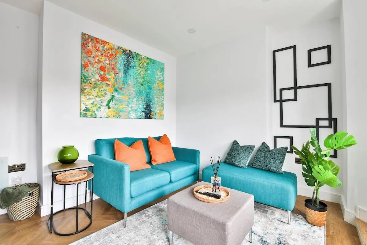 New Luxe Flat With Private Parking & 2 Bathrooms 카디프 아파트