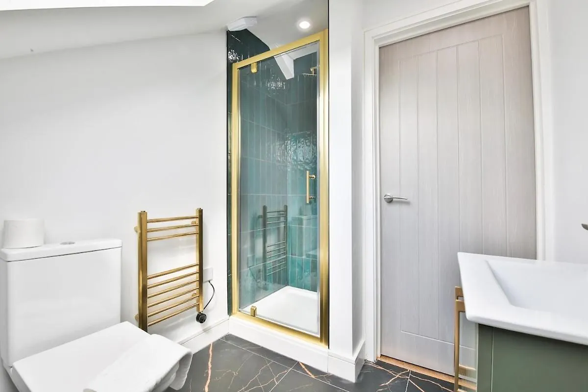 New Luxe Flat With Private Parking & 2 Bathrooms 카디프