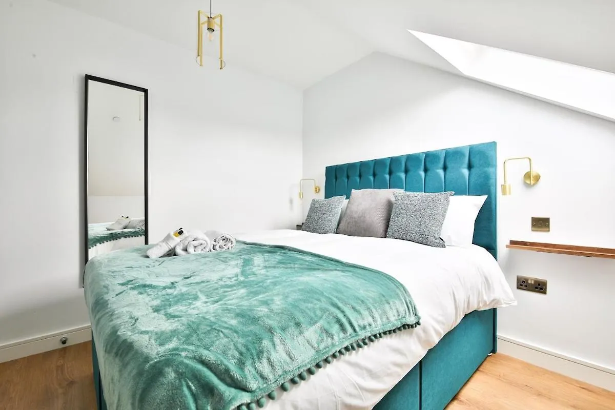 New Luxe Flat With Private Parking & 2 Bathrooms 카디프 0*,  영국