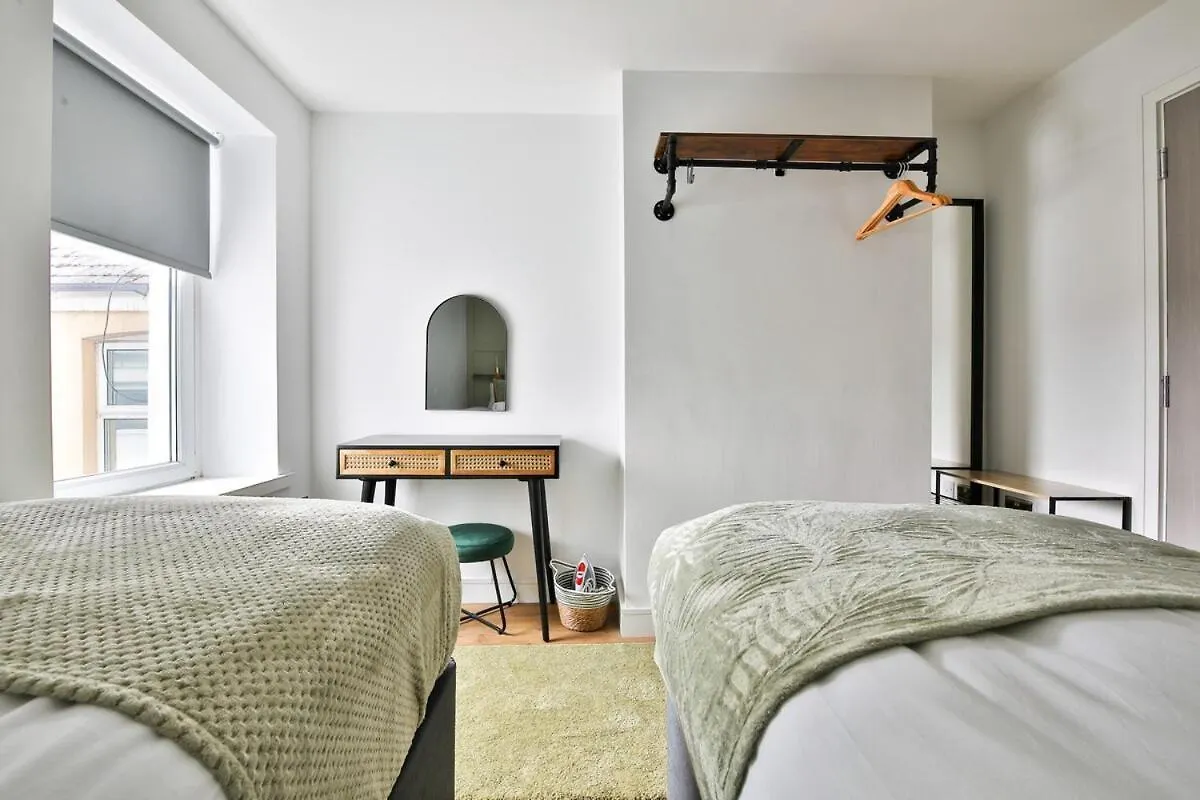 New Luxe Flat With Private Parking & 2 Bathrooms 카디프 0*,