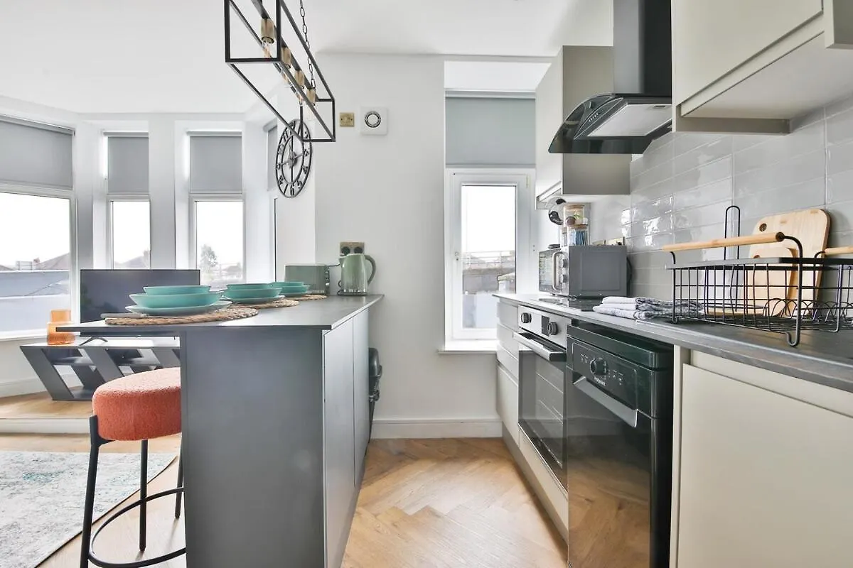 New Luxe Flat With Private Parking & 2 Bathrooms 카디프 아파트