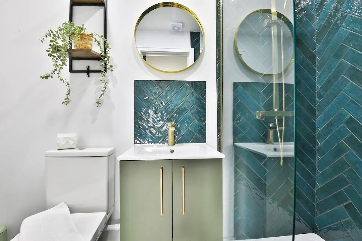New Luxe Flat With Private Parking & 2 Bathrooms 카디프 영국