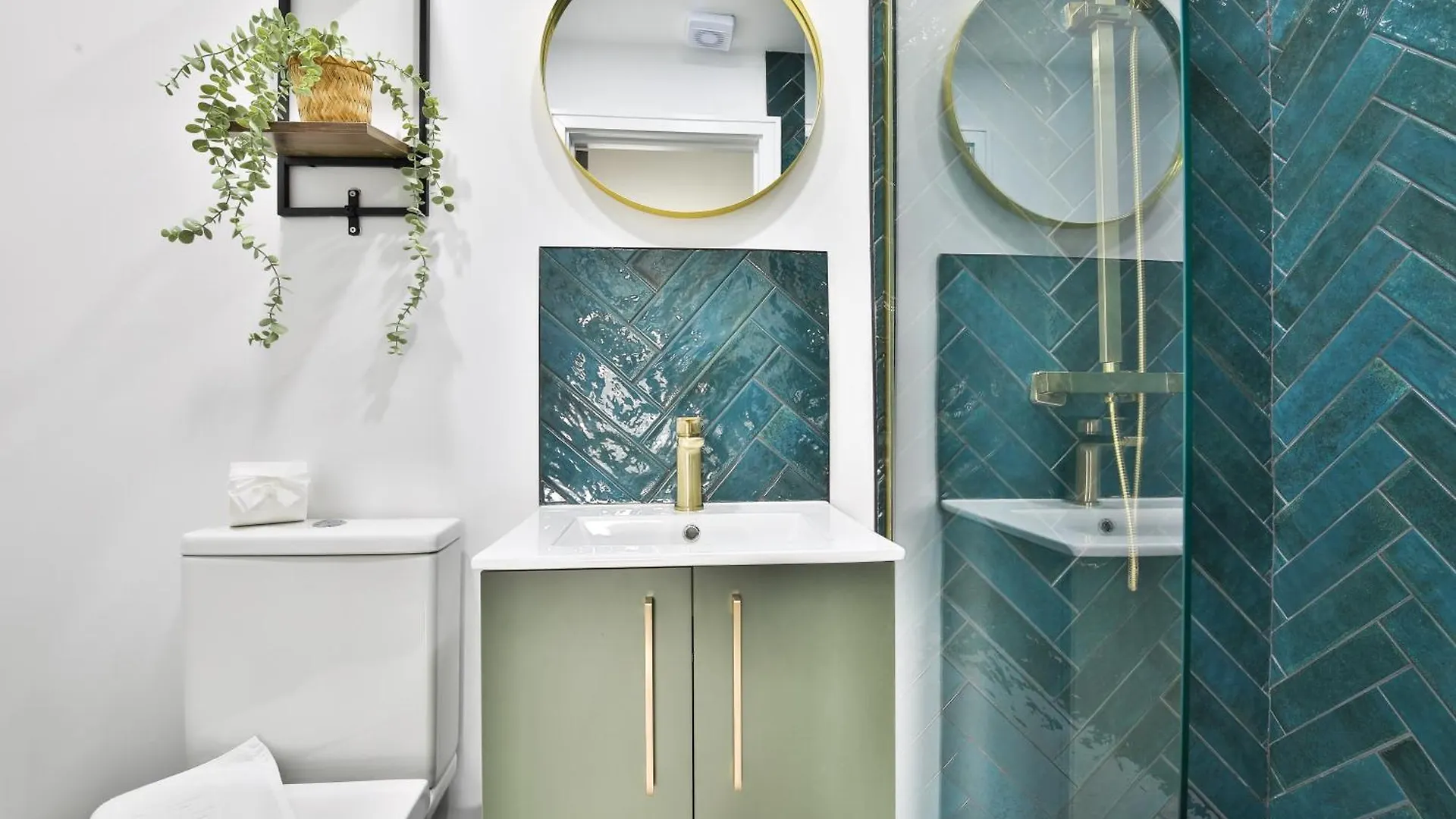 New Luxe Flat With Private Parking & 2 Bathrooms カーディフ