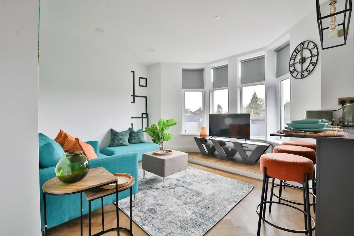 New Luxe Flat With Private Parking & 2 Bathrooms location